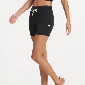 Vuori vintage halo short, size small, black, great condition